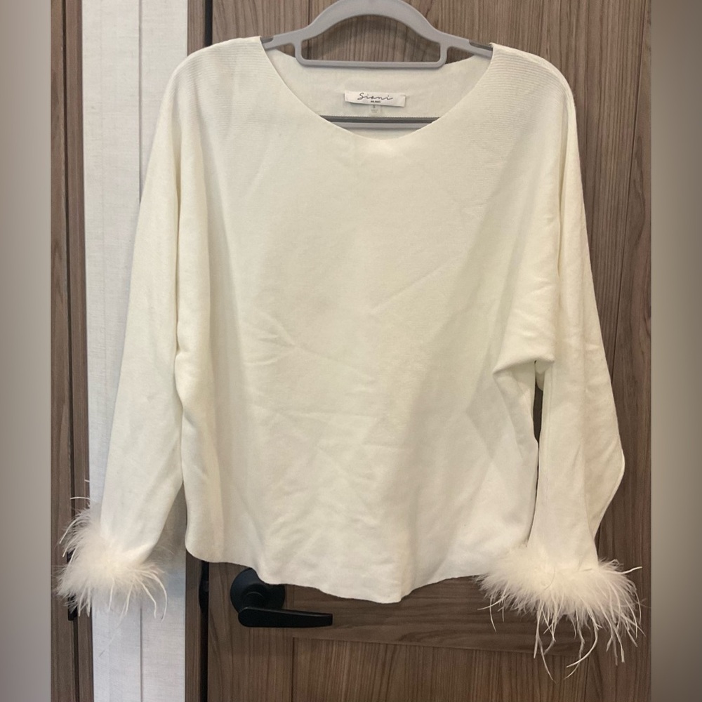Sioni Milano Womens Ivory Light Sweater W/ Feathers  Size Small Spots On Back